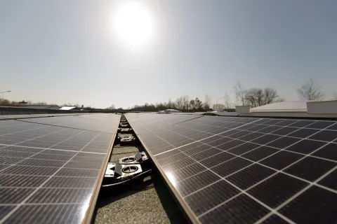Photovoltaik liegt auf einem großen Dach aus