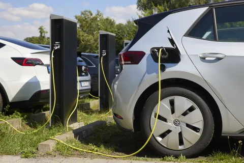 mehrere Ladestationen mit Elektrofahrzeugen, die gerade geladen werden