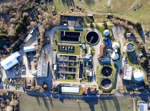 Kläranlage in Drohnenansicht