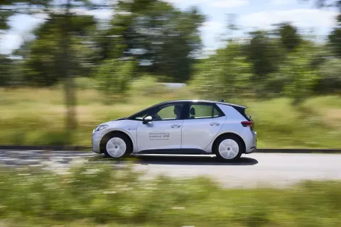 Seitenansicht eines Elektrofahrzeuges während der Fahrt