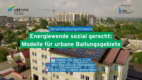 Luftaufnahme eines Wohngebiets mit einem Mehrfamilienhaus, dessen Dach mit Solarpaneelen ausgestattet ist. Darüber eingeblendet ein Veranstaltungshinweis mit dem Titel „Energiewende sozial gerecht: Modelle für urbane Ballungsgebiete“. Angegeben sind Datum (23. April 2026), Ort (Sky Office, Düsseldorf) und Uhrzeit (16:30 Uhr) sowie ein Hinweis zur Anmeldung. Logos von LEE NRW und VdW sind sichtbar.